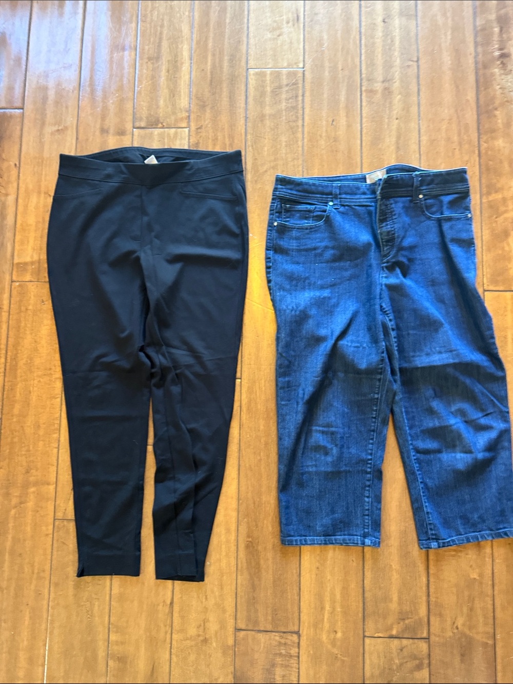 Chico’s 2-pant bundle - size 2. Women’s Black Ponte Leggings and Crop Jeans.